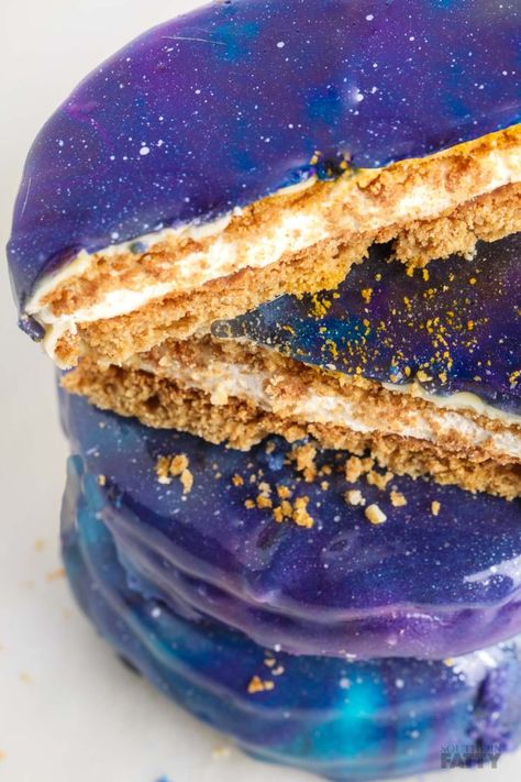 Galaxy Mirror Glazed Moon Pies on SouthernFATTY.com Galaxy Recipes, Eclipse Cookies, Coraline Party, Mirror Glaze Recipe, Chocolate Mirror Glaze, Moon Pie, Marshmallow Chocolate, Graham Cracker Cookies, Moon Cakes