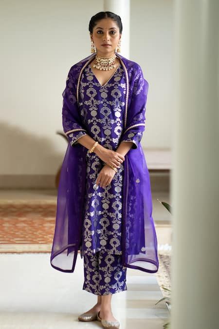 Heavy Suit For Wedding Women, Banarsi Salwar Suit Design, Latest Brocade Suit Designs, Purple Suit Set, Banarasi Silk Kurta Set, Brocade Indian Suits, Broket Design Suit, Brocade Salwar Suit Design, V Neck Straight Kurti