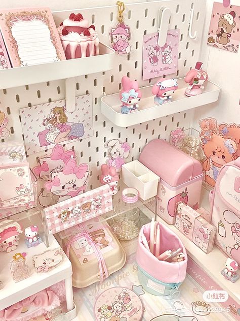 Kawaii Room Ideas, Kawaii Desk, Kpop Deco, Kawaii Bedroom, Cozy Desk, Cute School Stationary, Kpop Room, Pink Desk, Pink Room Decor