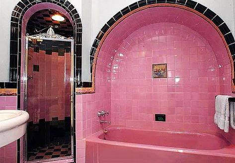 1930s Pink Bathroom                                                                                                                                                                                 More #vintagebathrooms Pink Tile Bathroom, Pink Kitchens, Pink Rooms, Pink Art Deco, Art Deco Bathroom, Retro Bathrooms, Deco Bathroom, Tudor Style Homes, Pink Tiles