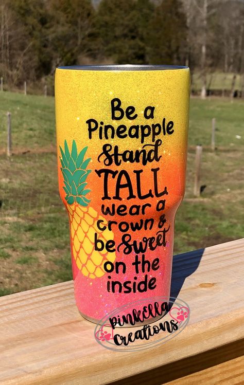 Pineapple Tumbler Ideas, Pineapple Cup, Pineapple Tumbler, Be A Pineapple, Epoxy Cups, Glitter Tumbler Cups, Yeti Cup, Custom Tumbler Cups, Glitter Dipped