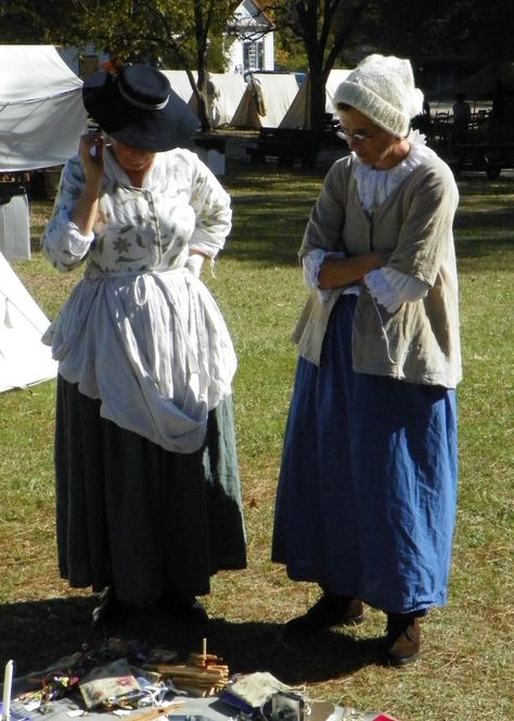 Travels with Books: What colonial women wore: A Trip to the Past - Part 9 18th Century Colonial Costume Women, Diy Colonial Costume Women, 18th Century Working Woman, History Clothes, Colonial Fashion, Colonial Clothing, Colonial Dress, 17th Century Fashion, 18th Century Women