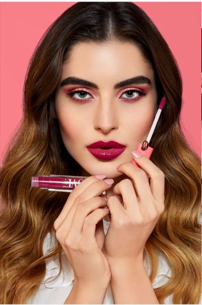 Lipgloss Model Photoshoot, Makeup Product Photoshoot Ideas, Lipstick Content Ideas, Product Shoot With Model, Makeup Products Photoshoot, Makeup Shoot Ideas Photoshoot, Makeup Product Shoot, Make Up Photoshoot Ideas, Lipstick Photoshoot Ideas