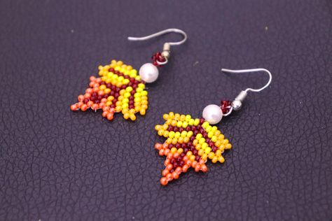 ✍🏻Materials - Marron, yellow, light orange & dark orange seed beads 11/0 -2 pearl beads 6mm - 2 earring hooks - beading thread0.20mm & length 100 cm - needle size# 11 #BeadedEarrings #leafearrings #easyandquickcraft #HandmadeEarrings #EarringDesigns #natureinspiredjewelry #FashionEarrings #JewelryLovers #BeadedJewelry #EarringInspiration #EarringAddict #BeadedAccessories #EarringGoals #UniqueEarrings #JewelryObsessed #BeadedStyle #EarringTrends #EarringEnvy #HandcraftedEarrings #BeadedBeauty Seed Bead Leaf Earrings, Beaded Leaf Earrings, Thanksgiving Beaded Earrings, Fall Seed Bead Earrings, Fall Beaded Earrings, Thread Projects, Fall Bead, Natural Inspiration, Earrings Tutorial