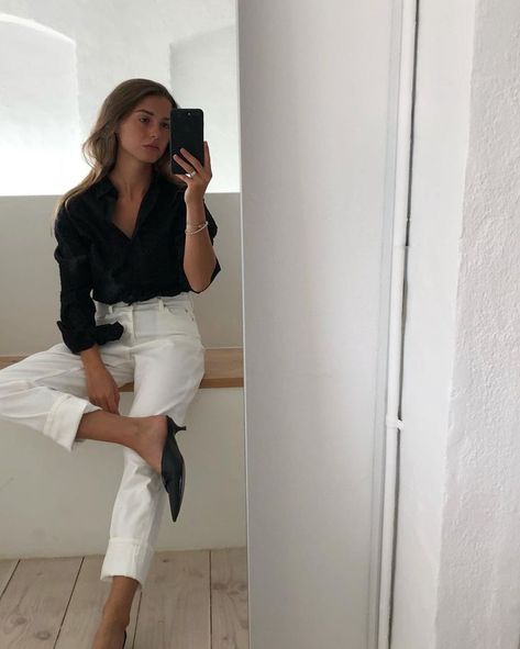 Black Top and white pants Mode Old School, Mode Dope, Summer Minimal, Effortless Outfit, Fashion Book, Heels Outfits, Looks Street Style, Stil Inspiration, Outfit Look