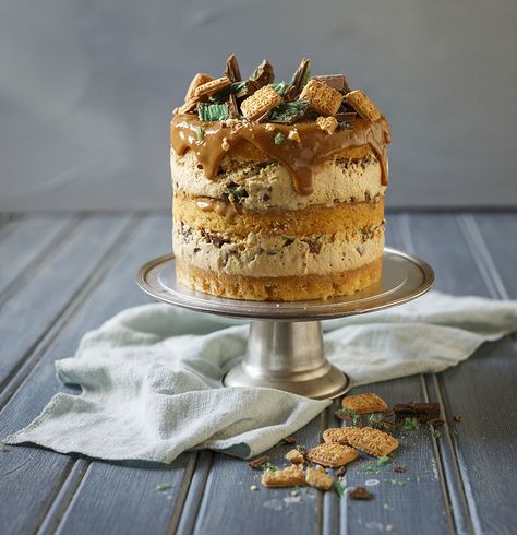 A twist on the South African tart, this cake has coconut sponge layers, caramel mousse and peppermint crisp! Peppermint Crisp Tart, South African Desserts, Caramel Mousse, Fridge Cake, Gateau Cake, Peppermint Crisp, Peppermint Cake, African Dessert, South African Recipes