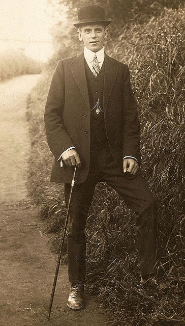 A smartly-dressed man standing in a country lane on a postally unused postcard. Edwardian Mens Fashion, Victorian Men, Vintage Gentleman, Country Lane, 1910s Fashion, Dapper Gentleman, Retro Pin Up, Vintage Mens Fashion, Vintage Suits