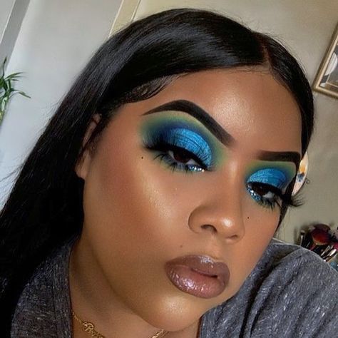 💙💙💙 Green And Blue Makeup, Rosie Core, Snow Kingdom, Cut Crease Eye Makeup, Makeup Zombie, Anna Und Elsa, Blue Makeup Looks, Galaxy Makeup, Brown Girls Makeup