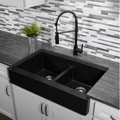 Simple Farmhouse Kitchen, Black Kitchen Sink, Sink Ideas, Farmhouse Kitchen Sink, Apron Sink Kitchen, Kitchen Sink Design, Black Farmhouse, Black Sink, Classic Kitchen