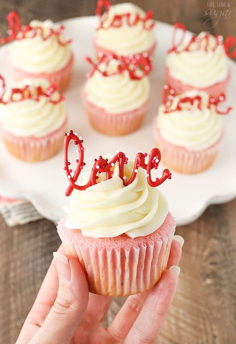 Strawberry Cupcakes With Cream Cheese, Strawberry Cupcake Recipes, Valentines Desserts, Valentines Cake, Cupcake Cream, Valentines Baking, Easy Valentines, Cupcakes With Cream Cheese Frosting, Valentine Day Cupcakes