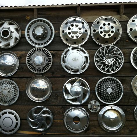 Barn Art. Years of road trips collecting hub caps are nailed to the barn for display. Rusty Junk, Cap Art, Cap Display, Barn Art, Found Object Art, Recycled Art, Hub Caps, The Barn, Found Object