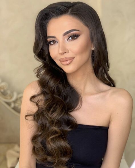 Prom Hairstyles Off The Shoulder Dress, Long Black Curled Hair Wedding, Prom Hairstyles One Side Pulled Back, Off The Shoulder Hairstyles, Hairstyles For Off The Shoulder Dress, Side Part Curls, 1940s Wedding Hair, Hair Curling Tips, Bridesmaid Hair Makeup