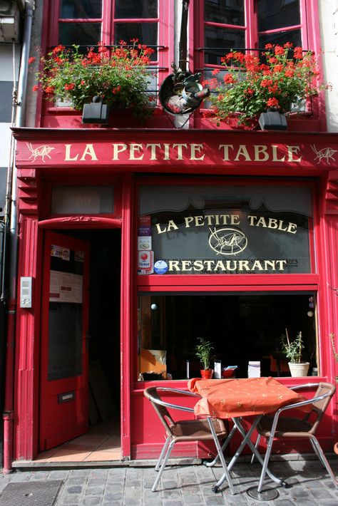 Bar In Casa, Cafe Bistro, Casa Vintage, French Cafe, Petite Table, Paris Cafe, Shop Fronts, Shop Front, French Garden