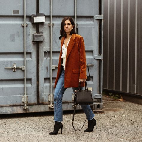 Oversized Corduroy Blazer Outfit, Brown Cord Blazer Outfit, Corduroy Blazer Outfit Women, Black Corduroy Blazer Outfit, Brown Corduroy Blazer Outfit, Corduroy Blazer Outfit, Velvet Jacket Outfit, Blazer Outfits Street Style, Velvet Blazer Outfit