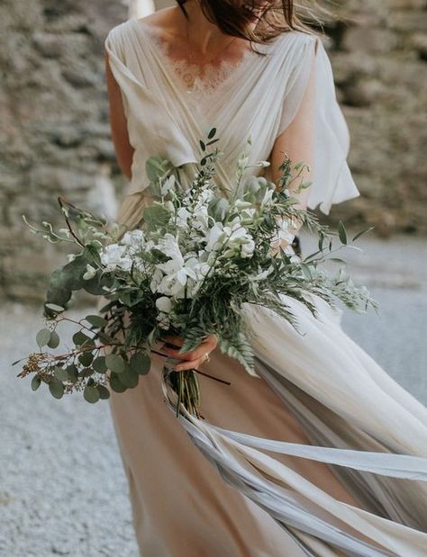 Sage Green Wedding Colors, Wedding Bouquet Ideas, Greenery Wedding Bouquet, Green Wedding Bouquet, Wedding Flower Guide, Wedding Color Trends, Boho Wedding Bouquet, Green Wedding Colors, Boho Styl