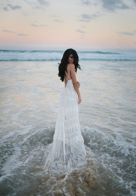 Strand Shoot, Beautiful Beach Wedding, Pose Fotografi, Photographie Portrait Inspiration, Beach Photography Poses, Beach Shoot, Seaside Wedding, Beach Portraits, Beach Poses