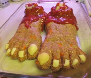 Feet Loaf Recipe, Halloween Main Dish, Party Main Dish, Basic Meatloaf Recipe, Perfect Halloween Party, Halloween Dishes, Easy Main Dishes, Food Contest, Halloween Dinner