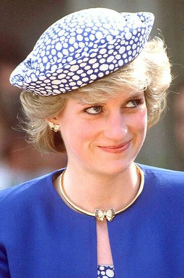 Princess Diana’s costume jewellery: 🦋 Butterfly Necklace and matching earrings. Meghan Markle Maternity, Princess Diana Jewelry, Princesa Elizabeth, Diana Princesa, Princess Diana Fashion, Prins Harry, Princess Diana Photos, Royal Hats, Diana Queen