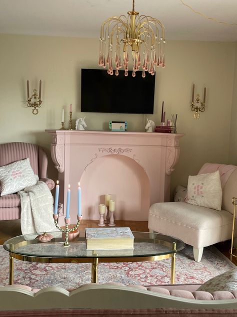 Pink Victorian House Interior, Coquette Office, Feminine Room, Home Library Rooms, Southern Home Interior, Townhouse Interior, Girly Apartments, Apartment Chic, Dream Apartment