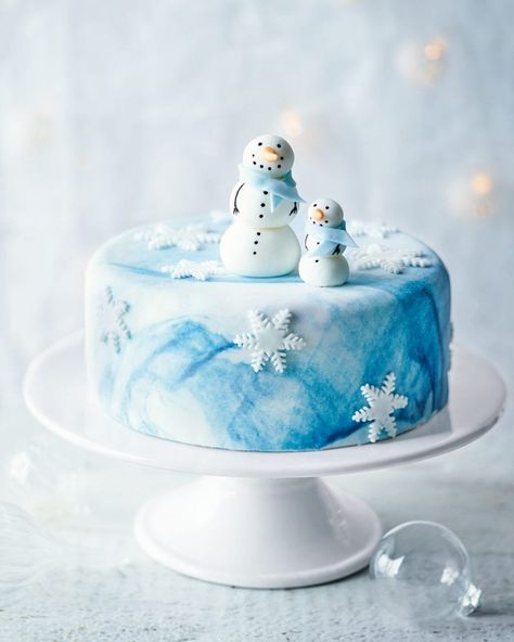 How to make a snowman Christmas cake Blue Christmas Cake, Snowflake Food, Snowman Christmas Cake, Seasonal Cakes, Marbled Cake, Junk Kouture, Traditional Christmas Cake, Winter Wonderland Cake, Xmas Recipes