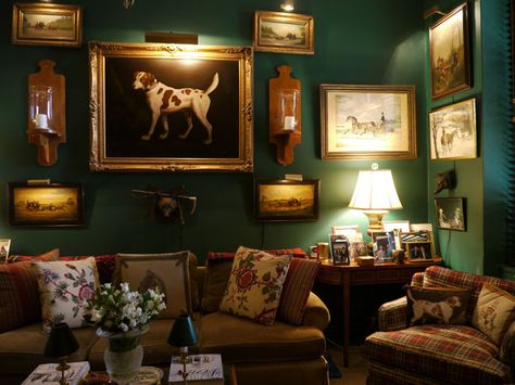 Decorating with Hunter Green | Dark Green Walls                                                                                                                                                                                 More Green Painted Walls, Dark Green Walls, English Interior, English Country Decor, French Style Homes, English Decor, Equestrian Decor, Green Walls, Design Del Prodotto