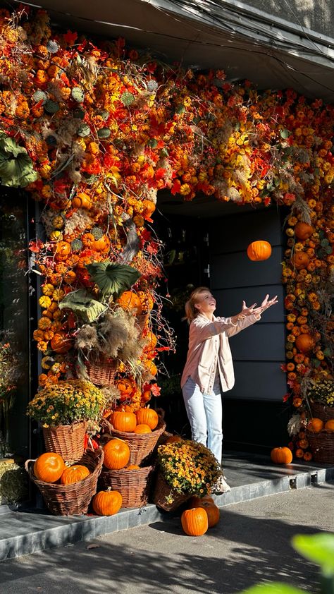 Autumn Storefront Decor, Fall Photo Backdrop Diy, Autumn Window Display, Diy Photo Backdrop, Autumn Display, Fall Arrangements, Farm Stay, Fall Thanksgiving Decor, Diy Backdrop