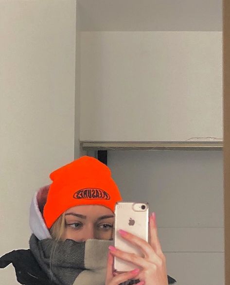 Neon Orange Beanie Outfit, Neon Beanie Outfit, Orange Cap Outfit, Orange Beanie Outfit, Orange Beanie, Beanie Outfit, Cap Outfit, Selfie Ideas, Clothing Styles