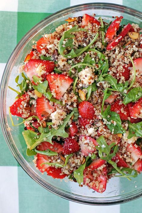 This Strawberry Quinoa Salad is fresh, bright, flavorful and perfect for easy, healthy lunches! Just 217 calories or 5 Weight Watchers SmartPoints! www.emilybites.com Strawberry Quinoa, Emily Bites, Easy Healthy Lunches, Strawberry Salad, Healthy Lunches, Quinoa Recipes, Quinoa Salad, How To Cook Quinoa, Healthy Salads