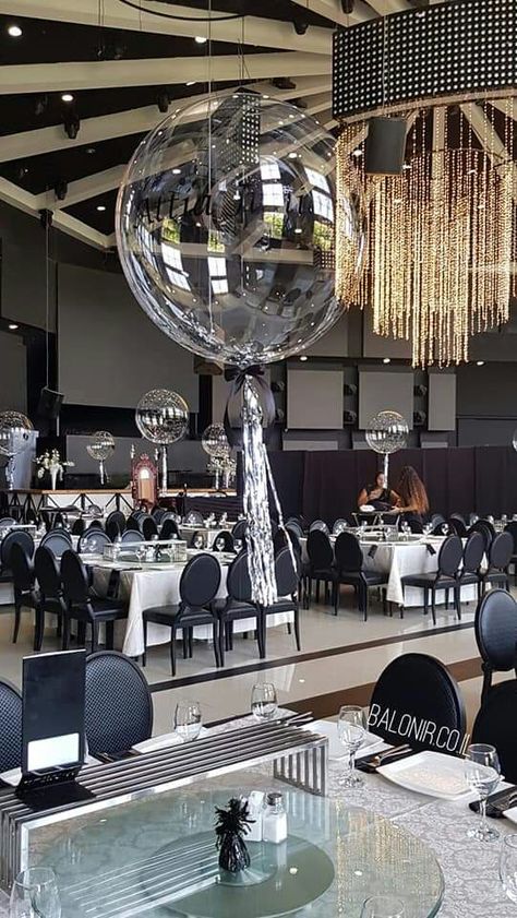 Big Balloon Centerpiece, Clear Balloon Centerpieces, Balloon Centrepiece, Balloon Topiary, Football Balloons, Gala Decorations, Balloon Clusters, Disco Party Decorations, Wreath Wedding Invitations