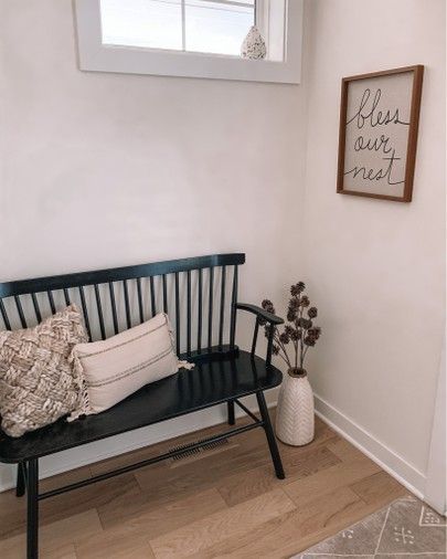 Black Entryway Bench, Farmhouse Mud Room, Foyer Bench, Bench Entryway, Black Bench, Entry Bench, Small Entryways, Entry Way Design, Bench Decor