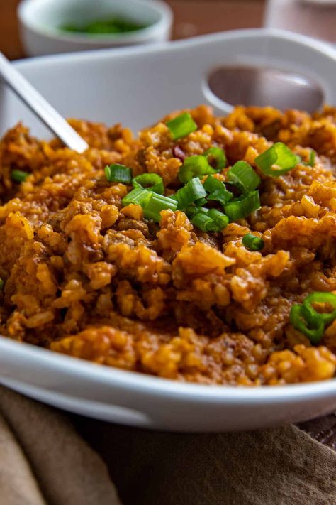 Homemade Spanish Rice is packed with delicious flavors and easy to make! Made with ground beef, rice, tomato sauce, and tasty seasonings. Spanish Rice With Ground Beef, Pasta Sauce Ground Beef, Rice And Tomato Sauce, Hamburger Dinners, Rice With Ground Beef, Homemade Spanish Rice, Ground Beef Rice, Beef Rice, Spanish Rice