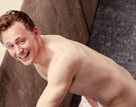 Cute Tom Hiddleston, Tom Hiddleston Kissing Gif, High Rise Tom Hiddleston, Tom Hiddleston Kiss, Tom Hiddleston Gif, Tom Hiddleston Body, Tom Hiddleston Shirtless, Tom Hiddle, Loki Gif