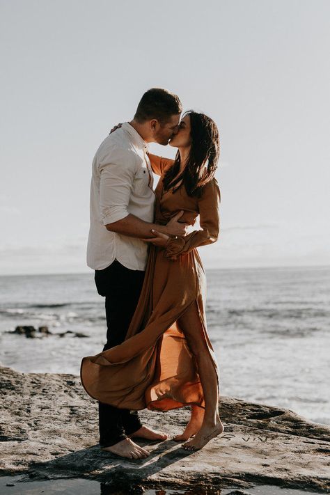 During hike on their camping trip, Blake surprised Jill with a self timer photo where he got down on one knee! Photo: Astray Photography Engagement Photos On The Beach, Engagement Pictures Beach, Couples Beach Photography, Shooting Couple, Engagement Pictures Poses, Couple In Love, Beach Engagement Photos, Engagement Photo Poses, Couple Photoshoot Poses