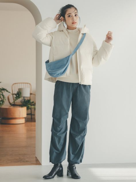 WOMEN'S PARACHUTE PANTS | UNIQLO CA Uniqlo Turtleneck Outfit, Light Brown Cargo Pants Outfit, Brown Cargo Pants Outfit, Parachute Pants Outfit, Brown Cargo Pants, Turtleneck Outfit, Turtleneck T Shirt, Cargo Pants Outfit, Outfit Inspiration Fall