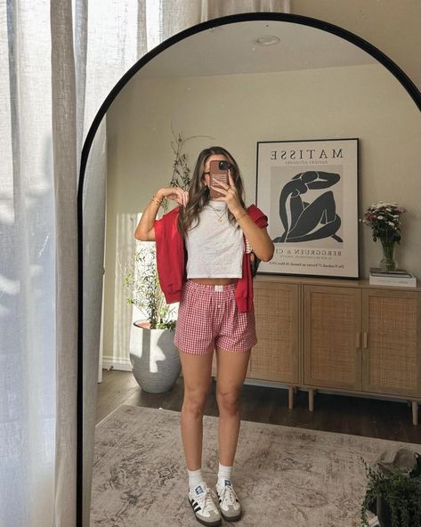 19 Best Boxer Shorts Outfits For The Ultimate "It Girl" Loo - The Wandering Girl Style Boxer Shorts, Check Shorts Outfit, Styling Boxer Shorts, Boxer Outfit Female, Outfits With Boxers, Boxer Short Outfits, Boxers Outfit Female, Y2k Pajamas, Boxers Outfit