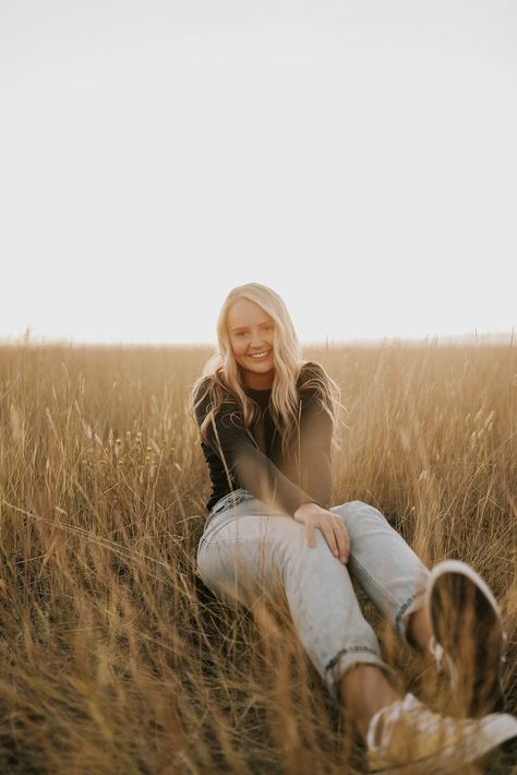 I always love having adventurous, candid, fun, and relaxed senior portraits that shows the seniors personality. I love having them run, laugh, twirl and just enjoy this awesome time of their lives! I l always have to capture them before and after the sunset to get the gorgeous sky. Loved these golden fields. senior portraits, wildflowers, field, mountains, outdoors Senior Photography Poses, Senior Photo Outfits, Senior Photo Poses, Shotting Photo, Photographie Portrait Inspiration, Senior Picture Outfits, Senior Pictures Poses, Outdoor Photoshoot, Senior Poses