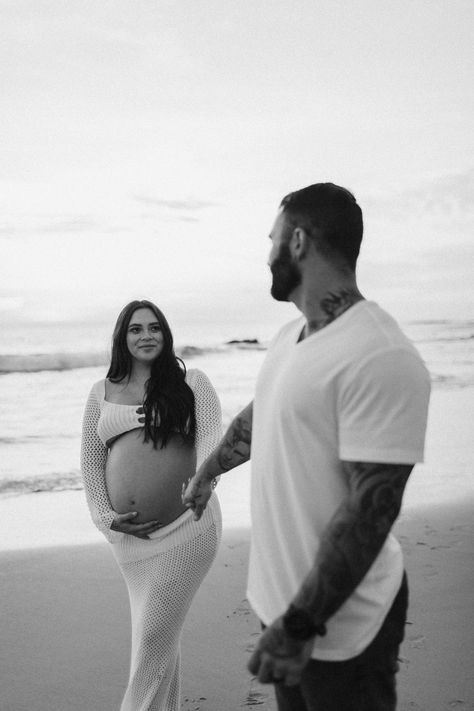 Pregnant Photoshoot Beach, Beach Pregnancy Pictures, Maternity Shoot Beach, Beach Maternity Shoot, Home Maternity Photography, Maternity Photography Beach, Studio Maternity Photos, Maternity Photography Poses Outdoors, Belly Pics