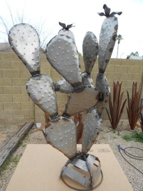 Metal PRICKLY PEAR Cactus Med Southwest landscape yard art sculpture garden Metal Cactus, Agave Cactus, Metal Sculpture Artists, Southwest Pottery, Welding Crafts, Pear Cactus, Prickly Pear Cactus, Metal Tree Wall Art, Metal Yard Art