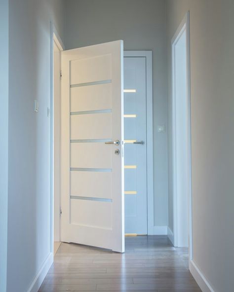 Simple Room Door Design Bedrooms, White Room Door, Modern White Door Design, Door Design White Color, Door Design Modern White Colour, White Internal Doors, Interior Door Styles, Modern Interior Door, Wooden Doors Interior