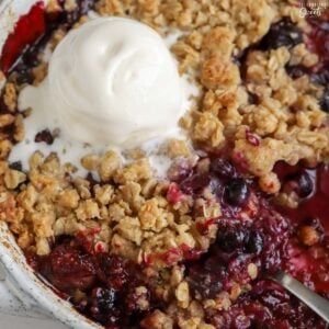 Berry Crisp - Celebrating Sweets Mixed Berry Crisp Recipe, Vegan Puddings, Slow Cooker Dessert, Desserts Board, Mixed Berry Crisp, Berry Crisp Recipe, Fruit Crisp Recipe, Celebrating Sweets, Crisp Recipes