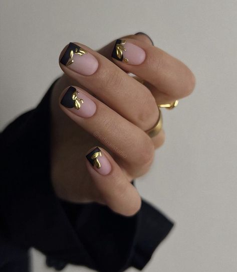 Black Gold Nails, Square Nail Designs, Short Square Nails, Smink Inspiration, Gold Nail, Minimal Nails, Ombre Nail Designs, Black Nail Designs, Thanksgiving Nails