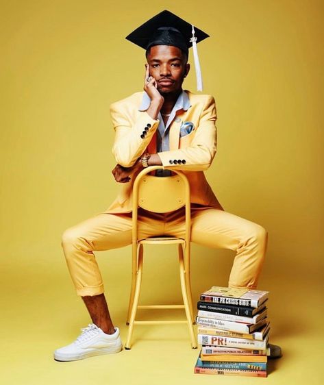 Hbcu Graduation Pictures, Male Graduation Pictures, Boy Senior Portraits, Senior Photos Boys, Senior Photoshoot Poses, College Graduation Pictures Poses, College Graduation Photoshoot, College Senior Pictures, Grad Photography