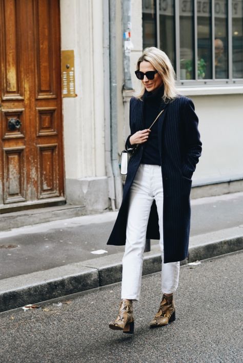 Total Look Jean, Look Jean, Total Look, Fashion Books, White Pants, Office Outfits, White Denim, Sweater Weather, Travel Outfit