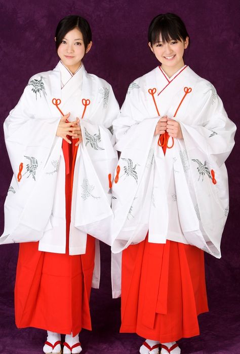 Inuyasha Cosplay, Pretty Kimonos, Japanese Traditional Clothing, Japanese Shrine, Shrine Maiden, Shinto Shrine, Japanese Clothing, Japan Model, Japan Culture