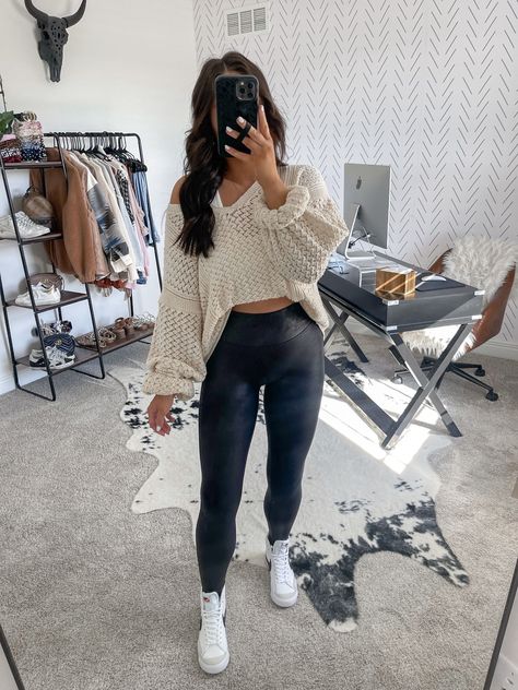 Trendy Outfits With Leggings, Modern Fits, Nike Blazers Outfit, Faux Leather Leggings Outfit, Trendy Mom Outfits, Edgy Outfit, Leather Leggings Outfit, Cute Outfits With Leggings, Ootd Winter