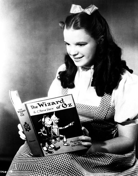 Judy Garland reading wizard of oz book Celebrities Reading, Wizard Of Oz 1939, People Reading, The Wonderful Wizard Of Oz, Judy Garland, Reading A Book, The Wizard, Girl Reading, Over The Rainbow