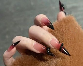 Ongles Goth, Dark Red Ombre, Snake Nails, Nails Gothic, Nails Goth, Black To Red Ombre, Vampire Nails, Red Ombre Nails, Nails Dark