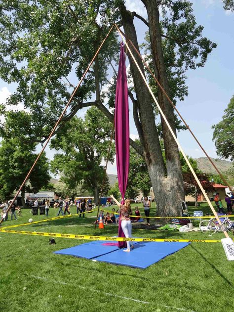 Lidwig's portable rig is a very affordable option. Silk Ariel, Silk Aerial, Aerial Studio, Aerial Performance, Flying Trapeze, Aerial Silk, Craft Museum, Summer Diy Projects, Aerial Fitness