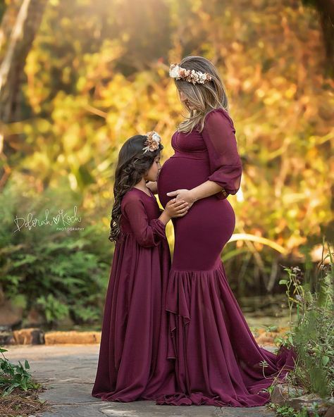 Burgundy Maternity Dress Photoshoot, Maternity Photos With Daughter, Maternity Photography With Daughter, Mother Daughter Maternity, Maternity Photo Dresses, Mama And Daughter, Family Maternity Pictures, Maternity Photography Family, Maternity Photography Poses Outdoors