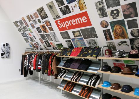 Dover Street Market fashion store opens in New York Supreme Store, Nice Room, Hypebeast Room, Market Store, Hypebeast Fashion, Dover Street Market, Street Market, Retail Design Blog, Retail Interior